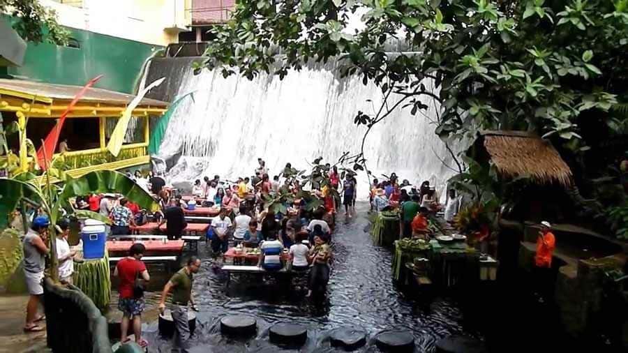 تصاویر رستورانی رویایی زیر آبشار در فیلیپین