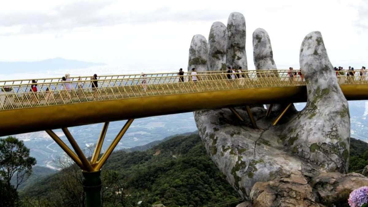 پلی که از میان دستها عبور می‌کند