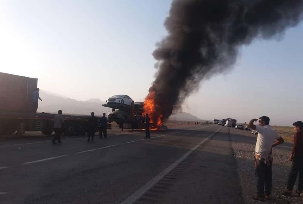 آتش گرفتن تریلی حامل خودروهای لوکس در جاده بندر عباس