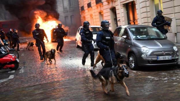 خشونت در اعتراضات فرانسه؛ ۷۰۰ بازداشت، ۱۰۰ زخمی و گلوله‌های لاستیکی