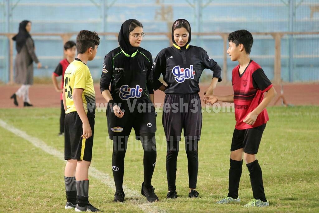 اتفاق جالب در بوشهر؛ داوران زن بازی پسران را سوت زدند + تصاویر