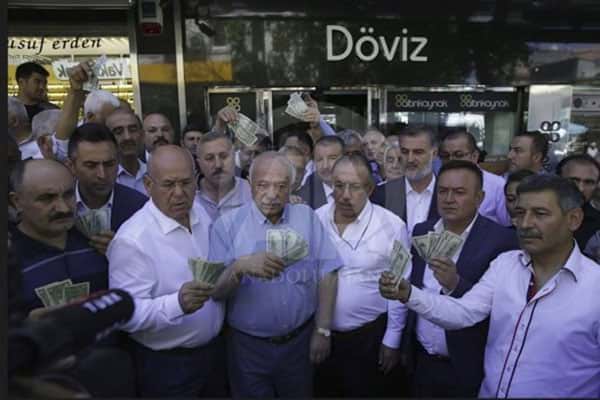 صف ترکیه ای ها  برای حمایت از «لیر» در برابر دلار
