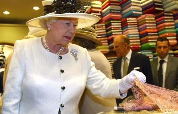 راز لباس های ملکه / چرا ملکه انگلیس کفش نو نمی پوشد؟